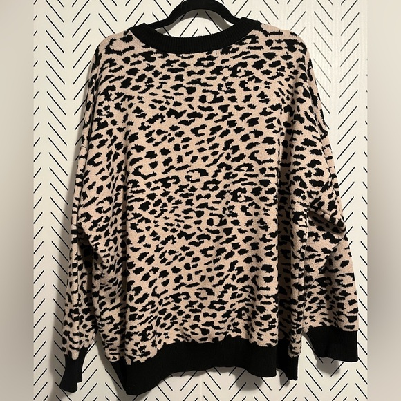 T Tahari Leopard Print Crew Neck Sweater - Picture 8 of 9
